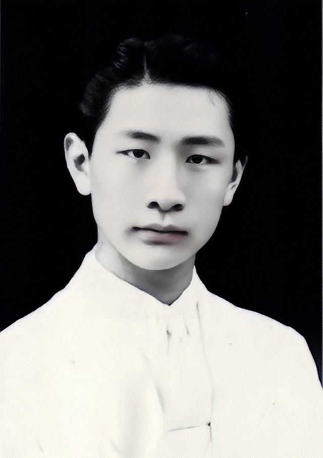 运修感觉不对劲好像是日军包围他家了。九游会j9ag1940年熟睡中的冯