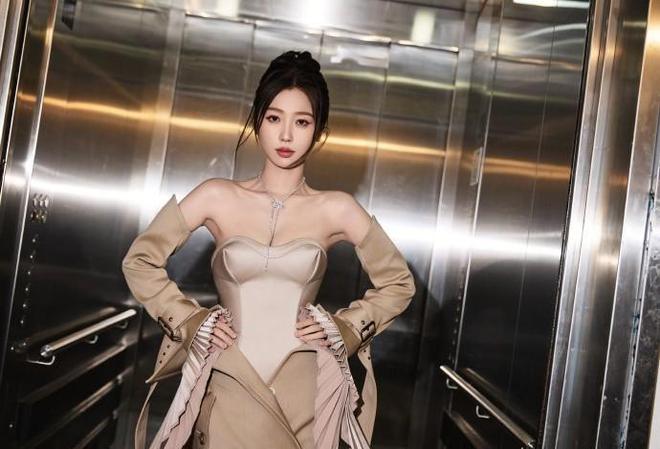 胸礼服唐嫣高定黑裙却被压轴的赵丽颖抢镜j9九游会真人第一品牌澳门这天：张萌开(图4)