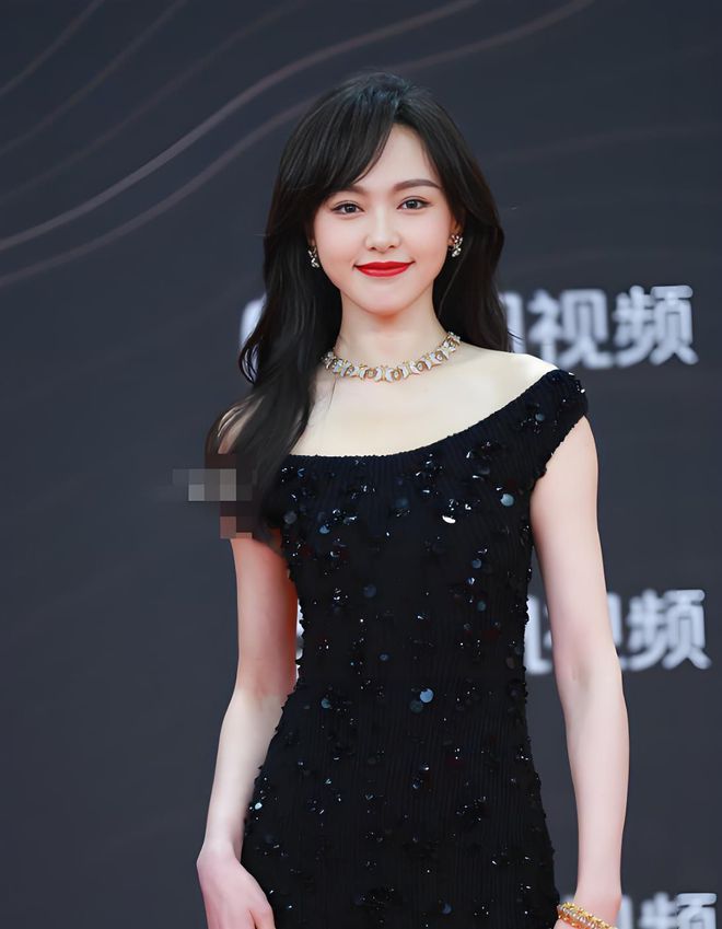 胸礼服唐嫣高定黑裙却被压轴的赵丽颖抢镜j9九游会真人第一品牌澳门这天：张萌开(图3)