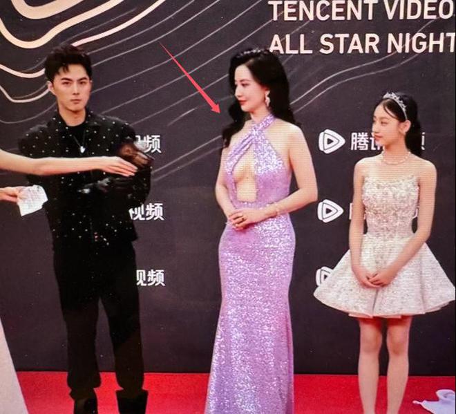 胸礼服唐嫣高定黑裙却被压轴的赵丽颖抢镜j9九游会真人第一品牌澳门这天：张萌开