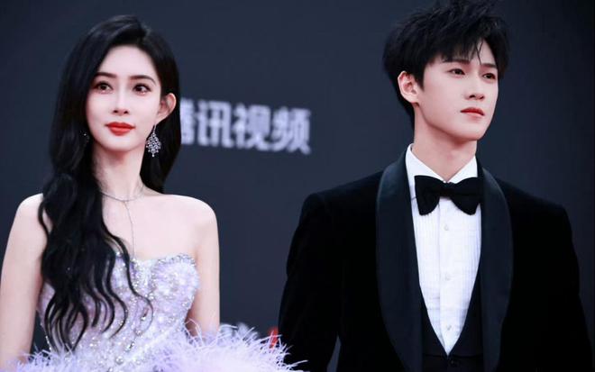 胸礼服唐嫣高定黑裙却被压轴的赵丽颖抢镜j9九游会真人第一品牌澳门这天：张萌开(图8)