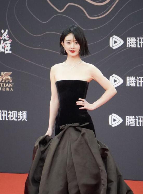胸礼服唐嫣高定黑裙却被压轴的赵丽颖抢镜j9九游会真人第一品牌澳门这天：张萌开(图13)