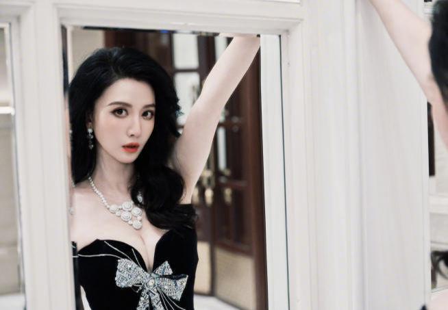 胸礼服唐嫣高定黑裙却被压轴的赵丽颖抢镜j9九游会真人第一品牌澳门这天：张萌开(图22)