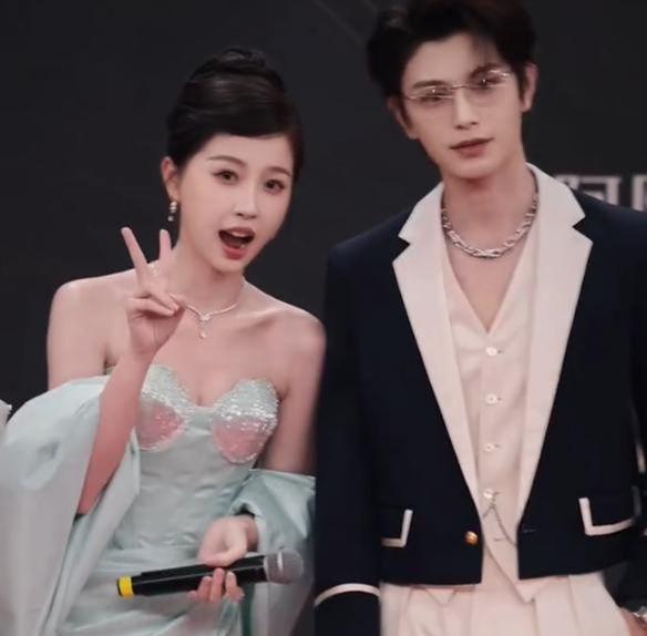 胸礼服唐嫣高定黑裙却被压轴的赵丽颖抢镜j9九游会真人第一品牌澳门这天：张萌开(图21)