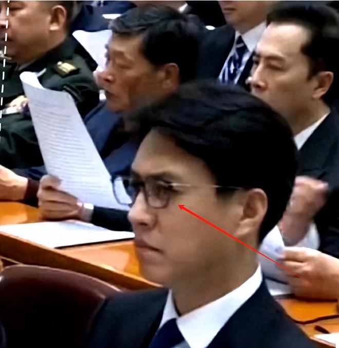 加完两会就又获“新身份”网友：当仁不让j