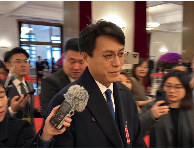 加完两会就又获“新身份”网友：当仁不让j9九游会网站入口厉害！48岁靳东刚参(图2)