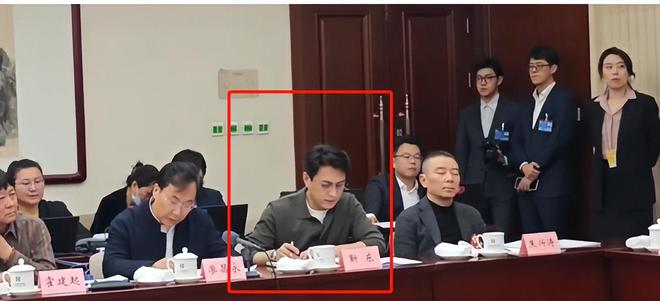 加完两会就又获“新身份”网友：当仁不让j9九游会网站入口厉害！48岁靳东刚参(图5)