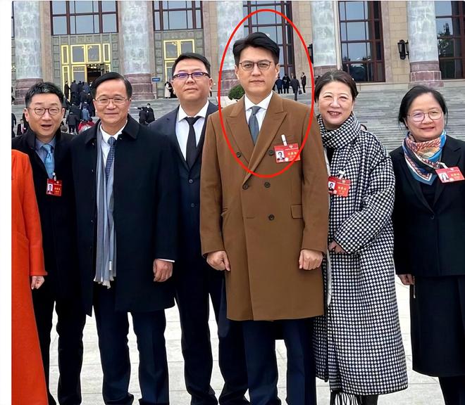 加完两会就又获“新身份”网友：当仁不让j9九游会网站入口厉害！48岁靳东刚参(图12)