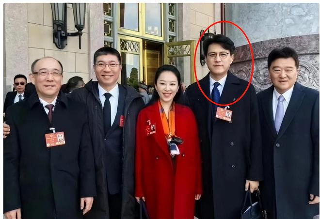 加完两会就又获“新身份”网友：当仁不让j9九游会网站入口厉害！48岁靳东刚参(图14)