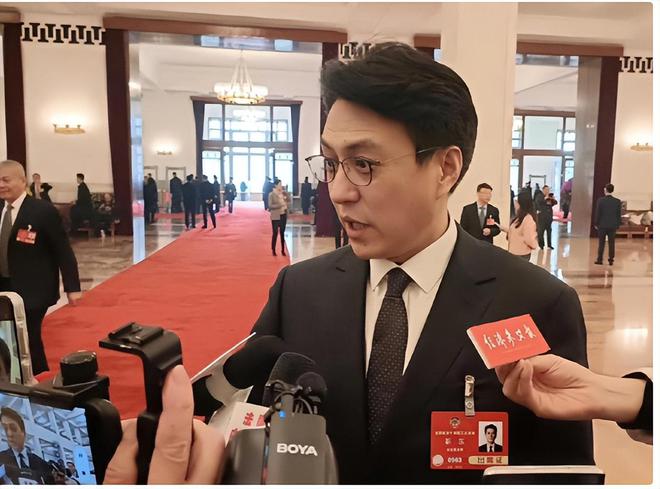 加完两会就又获“新身份”网友：当仁不让j9九游会网站入口厉害！48岁靳东刚参(图24)