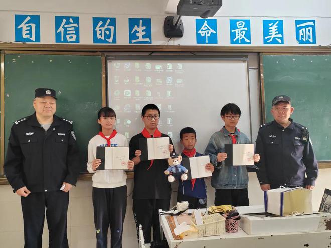 温下降14℃8级大风预警2人超市盗窃200包口香糖逃窜被抓J9国际网站【铜陵头条0326】铜陵启动四级应急响应！气(图6)