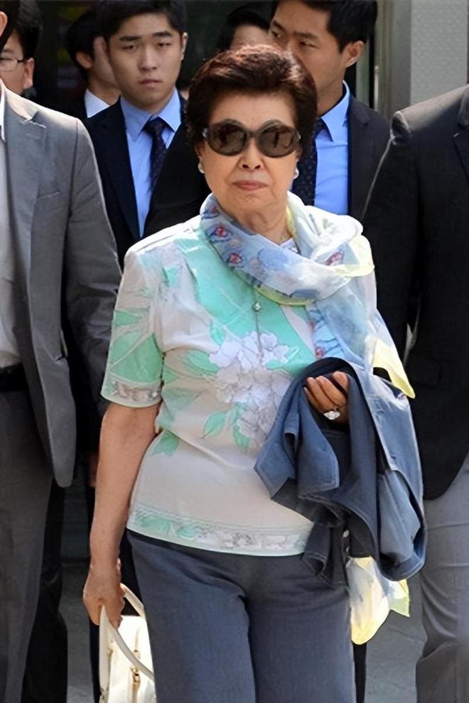 ：父子“共享”同一女星亲兄弟为财权内斗互撕j9九游会俱乐部登录入口韩国财阀家族丑闻(图9)
