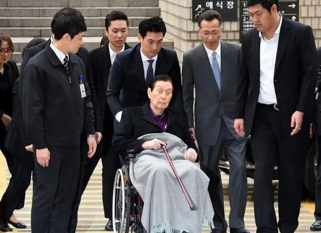 ：父子“共享”同一女星亲兄弟为财权内斗互撕j9九游会俱乐部登录入口韩国财阀家族丑闻(图2)