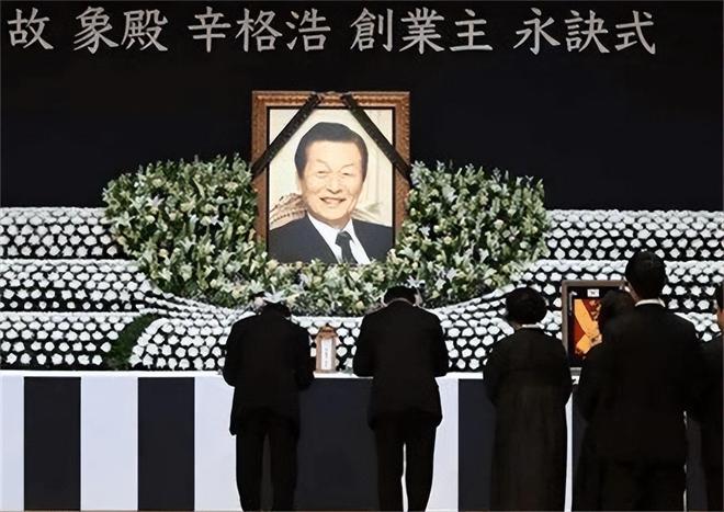 ：父子“共享”同一女星亲兄弟为财权内斗互撕j9九游会俱乐部登录入口韩国财阀家族丑闻(图4)
